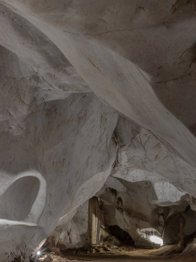 Yeraltındaki mineral oluşumların doğal taş kalıplarının manzaralı görüntüsü. Birçok sarkıt ve dikit Wat Tham Phra Phothisat ya da Bodhisattva Mağara Tapınağı 'nda ışıklandırılarak aydınlatılmıştır ve Kaeng Khoi Dist' teki eski ve kireçtaşı mağara tapınaklarıdır.