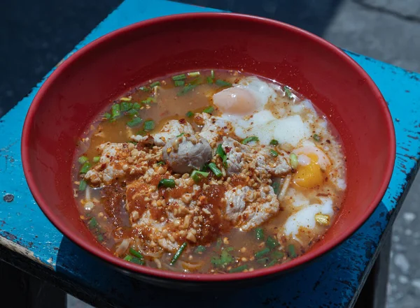 Pittige Tom Yum Noedels Soep Met Garnalen Knoedels Middelgekookte Eieren — Stockfoto