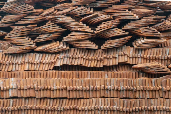 タイの仏教寺院の修復の屋根をカバーするために使用される伝統的なガラス粘土瓦の杭またはスタック アジア建設の典型的な 選択的フォーカス — ストック写真