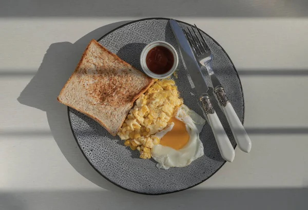 Mısır Peynirli Omlet Kızarmış Yumurta Domates Ketçaplı Tost Ile Seramik — Stok fotoğraf
