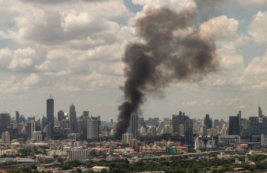 Bangkok, Tayland - 21 Haziran 2022: Bangkok 'ta yanan binadan çıkan siyah duman bulutları. Yangın kazası, özellikle odaklanmadan..