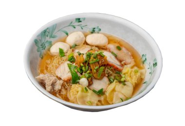 Geleneksel yumurtalı erişte çorbası, balık köftesi, kırmızı barbekü domuz eti, .Wontons, beyaz arka planda izole edilmiş taze soğan serpiştirilmiş domuz eti. Asya tarzı yemekler, seçici odaklanma.