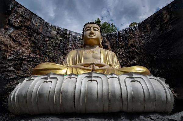 Samut Sakhon Thailand Mei 2022 Groot Gouden Boeddhabeeld Midden Een — Stockfoto