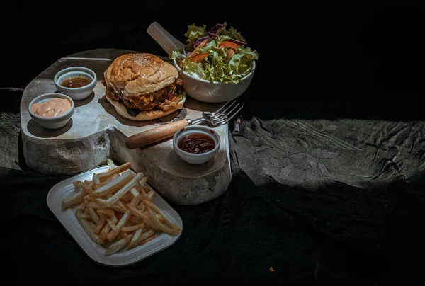 Vepřový Burger Bílými Sezamovými Semínky Hranolkami Salátem Podávaný Kečupem Majonézou — Stock fotografie
