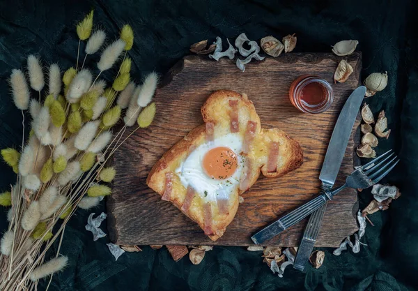 Homemade Fried Egg Hole Bacon Cheese Toast Serve Honey Wooden — Stok Foto
