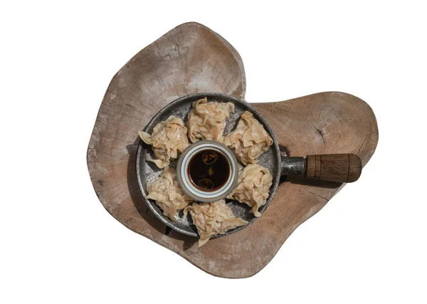 Köstliche Garnelenknödel Serviert Mit Sojasauce Auf Einem Hölzernen Schneidebrett Isoliert — Stockfoto