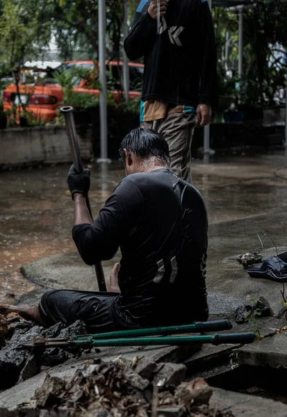 Bangkok Thailand Jun 2022 Utility Workers Using Tool Fixing Broken — Stock Photo, Image