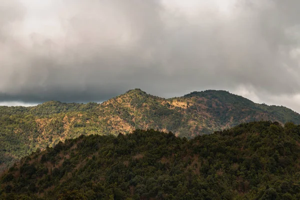 Amazing Flowing Morning Fog Mountains Range Background Sunlight Clouds Sky — Zdjęcie stockowe