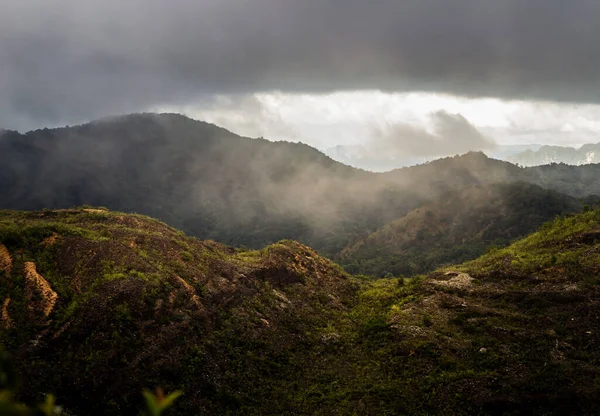 Amazing Flowing Morning Fog Mountains Range Background Sunlight Clouds Sky — 图库照片