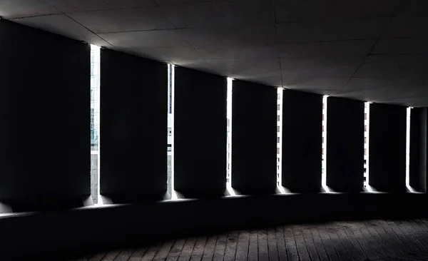 Canali Luminosi Muro Cemento Rampa Forma Curva Alto Edificio Parcheggio — Foto Stock