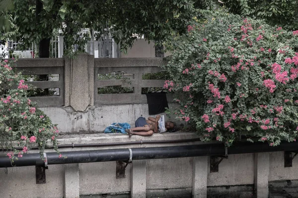 Бангкок Таиланд Апреля 2022 Года Бездомный Босиком Рубашки Лежит Кустами — стоковое фото