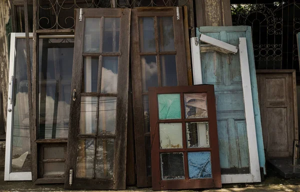 Old Frames Shutters Glass Dismantled Stacked Each Other Front Front — Stockfoto