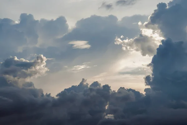 Sun Shines Clouds Evening Sky Dramatic Light Shape Clouds Evokes — Stock Fotó