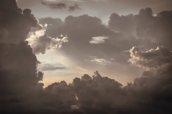 Sun Shines Clouds Evening Sky Dramatic Light Shape Clouds Evokes — Stock Fotó