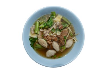 Pişmiş domuz etli çorba, taze domuz eti, domuz köftesi ve sabah zaferi, doğranmış soğanla kaplanmış fasulye lahanaları kesme yolu ile beyaz arka planda izole edilmiş. Üst Görünüm, Seçici Odaklanma.