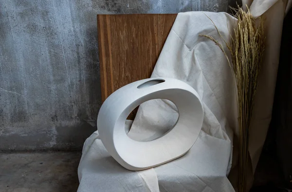 Bellissimo Vaso Ceramica Bianca Realizzato Mano Sedia Legno Arredo Casa — Foto Stock