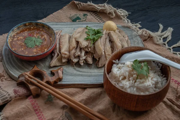 Mariniertes Hühnchen Betong Chickken Mit Reis Und Soße Auf Keramikteller — Stockfoto