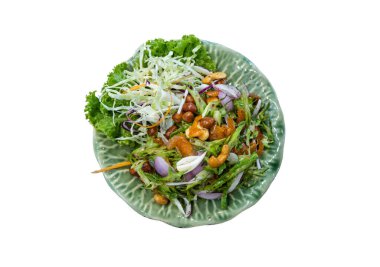 Beyaz arka planda kırpma yolu ile izole edilmiş yeşil seramik üzerinde Wings Fasulyesi Baharatlı Salatası (Yum-Tua-Phuu). Otantik Tayland yemeği. Üst Görünüm, Seçici Odaklanma.