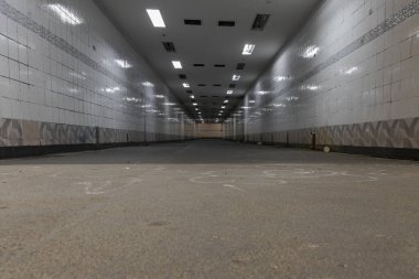 Bangkok, Tayland - 30 Sep 2022: Çevredeki halka açık altgeçitin beyaz kiremitli duvarları ve neon ışıklı çizgileri ile perspektif görüntüsü. Uzun yaya tüneli, metin için boşluk, seçici odak.