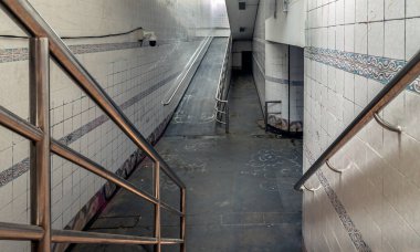 Bangkok, Tayland - 30 Sep 2022: Kamu altgeçidine giden merdivenler beyaz kiremitli duvarlar ve CCTV ile. Metin için boşluk, Seçici odak.