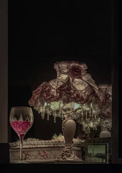 2022 백미러와 빈티지 램프의 불빛에 포도주 반사됨 낭만적 그림자어두운 텍스트 — 스톡 사진