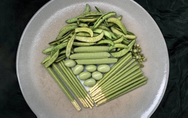 Değişik tatlara sahip yeşil atıştırmalıklar ve farklı şekillerde kızarmış bezelye, bisküvi kaplı Matcha kremalı bisküvi çubukları, yuvarlak seramik tepsiye konmuş Matcha latte krep kurabiyesi ve Matcha kaplı bademler. Yeşil tatlı