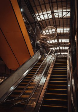 Bangkok, Tayland - 10 Ekim 2022: Yürüyen merdivenlerin üzerine yuvarlak top kolyesi konan dekoratif binanın modern iç mimari tasarımı. Seçici odak.