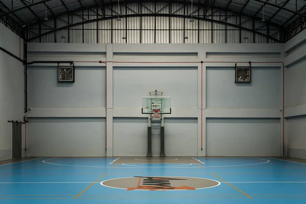 Bangkok, Tayland - 15 Ekim 2020: Boş basketbol salonundan görüş. Kapalı basketbol sahası, basketbol salonunun içi, metin için alan, seçici odak.