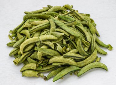 Beyaz arka planda bir sürü sağlıklı kızarmış bezelye. Metin için alanı kopyala, Seçici Odaklanma.