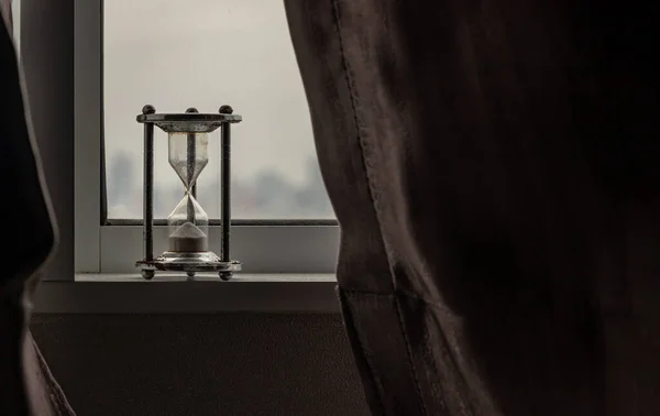 Silberne Sanduhr Oder Sandglas Wird Auf Einer Glasfensterbank Des Raumes — Stockfoto