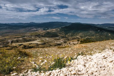 Koktebel, Anıların Yıldızı. Manzaradan Klemetyev Dağı 'na, Karadağ' a ve Koktebel tatil köyüne bakın. Seyahat, turizm konsepti. Kırım deniz manzarası. Kıyı şeridi ve su koyunda.