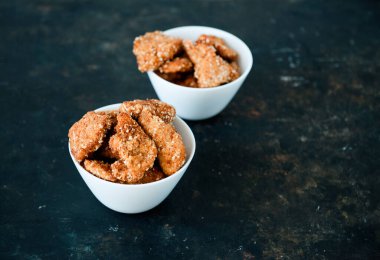 Siyah bir masada ketçaplı ev yapımı tavuk külçeleri, üst manzara, fotokopi alanı. Fast food konsepti. Tavuk pirzolası