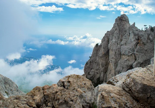 Vista del Monte Ai-Petri, Yalta, Crimea. Paesaggio di Crimea. Turismo domestico, concetto di viaggio. Immagine Stock