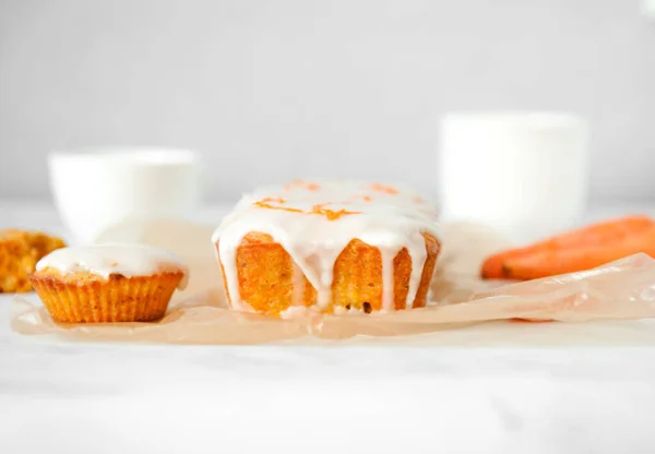 Muffin di carota fatto in casa affettato sul tavolo bianco. Fotografia Stock