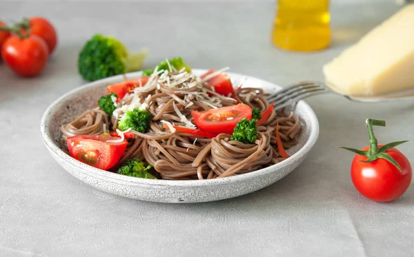 Noedels met droge soba aan de zijkant. Bovenaanzicht. Selectieve focus. Stockafbeelding