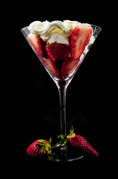Dessert. jordgubbar med grädde — Stockfoto