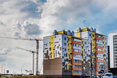 Modern çok katlı meskenler. Genç aileler için yeni konut inşaatı. Modern konut inşaatı. İkamet fonu. İpotek