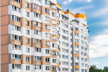 Modern çok katlı meskenler. Genç aileler için yeni konut inşaatı. Modern konut inşaatı. İkamet fonu. İpotek
