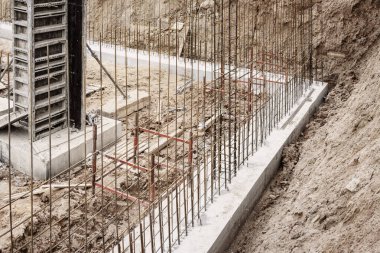 Tabaka numarası. Izgara oluşumu tamamlandı. Formlar alt kattaki yeraltı otoparkının dikey yapısını oluşturur. Raft Vakfı, iskelenin temeli. Ev yapımı