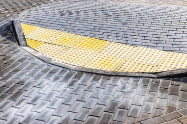 Görme engelli insanlar için yaya geçidinde dokunaklı asfalt döşemeler. Özürlü insanların güvenliği