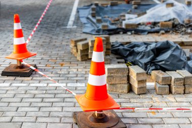 Onarım çalışmalarının yapıldığı yolun tehlikeli bölgesinin çitleri. İnşaat ve kurulum çalışmaları ile bölgeye izinsiz giriş yapmak yasaktır. Güvenlik kurallarına uyma