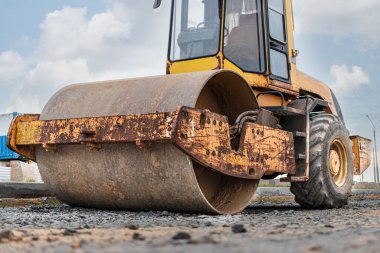Asfalt kaldırım için ağır titreşimli silindir. Yol yapımı. Yol yapımı ve şehir ulaşımı iletişimi. Ağır makineler