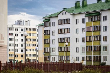 Çok katlı, modern bir bina. Konut inşaatı. İkamet fonu. Genç ailelere ipotek kredisi
