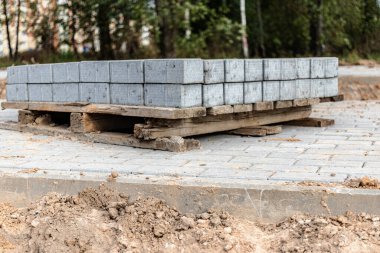 İnşaat alanındaki paletlere asfalt döşeme. Beton asfalt döşemeye hazır. Tamamlanmış ürünler deposu