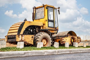 Asfalt kaldırım için ağır titreşimli silindir. Yol yapımı. Yol yapımı ve şehir ulaşımı iletişimi. Ağır makineler
