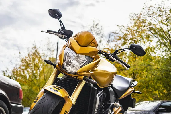 Желтый Спортивный Велосипед Парковке Дворе Жилого Дома Транспортное Хранение — стоковое фото