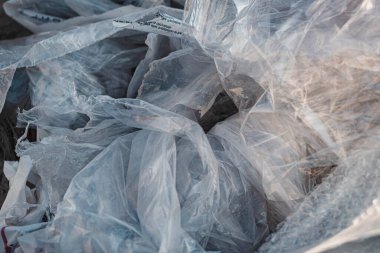 Selofan ambalaj atığı arka planı. Kullanılan malzemelerin atık imhası ve ekolojisi sorunları. Selofanın geri dönüşümü ve yeniden kullanımı