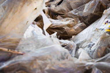 Selofan ambalaj atığı arka planı. Kullanılan malzemelerin atık imhası ve ekolojisi sorunları. Selofanın geri dönüşümü ve yeniden kullanımı