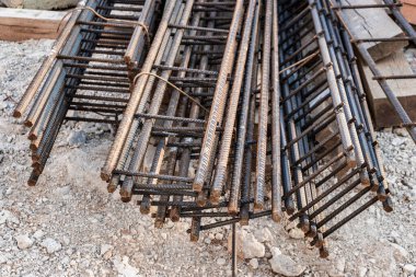 İnşaat alanında çelik çerçeveler ve takviye ağlar depolanır. İnşaat alanında tesisat kurulumuna hazırlık