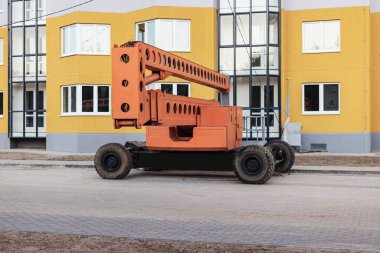 Teleskopik kule inşaatı ya da insanların yükseklerde çalışması için çalışma platformu. İnşaat işçilerini kaldırmak için güçlü bir çalışma platformu.